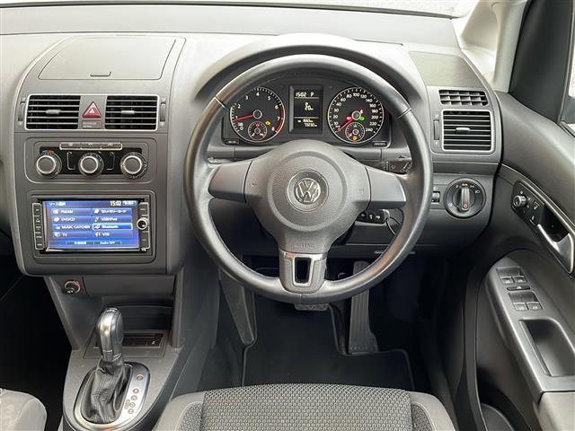 ゴルフトゥーラン ＴＳＩ　コンフォートライン　禁煙車　純正ナビ　ＡＭ／ＦＭ／ＣＤ／ＤＶＤ　フルセグＴＶ　Ｂｌｕｅｔｏｏｔｈ　バックカメラ　ＥＴＣ　ルーフレール　ＥＴＣ　純正アルミホイール　純正フロアマット　カーテンエアバッグ　パワーステアリング（20枚目）