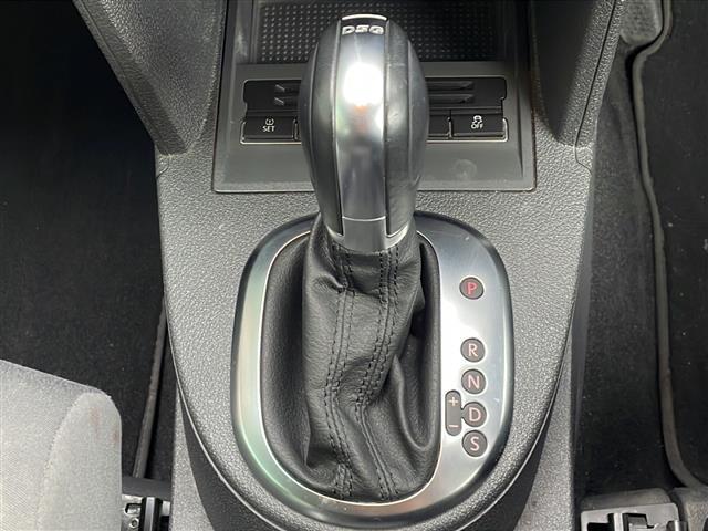 ゴルフトゥーラン ＴＳＩ　コンフォートライン　禁煙車　純正ナビ　ＡＭ／ＦＭ／ＣＤ／ＤＶＤ　フルセグＴＶ　Ｂｌｕｅｔｏｏｔｈ　バックカメラ　ＥＴＣ　ルーフレール　ＥＴＣ　純正アルミホイール　純正フロアマット　カーテンエアバッグ　パワーステアリング（22枚目）