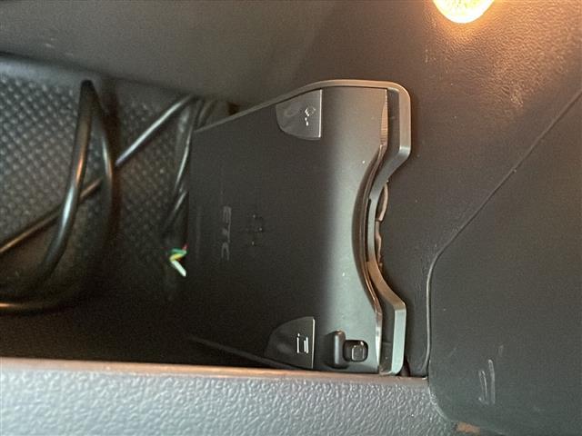 ゴルフトゥーラン ＴＳＩ　コンフォートライン　禁煙車　純正ナビ　ＡＭ／ＦＭ／ＣＤ／ＤＶＤ　フルセグＴＶ　Ｂｌｕｅｔｏｏｔｈ　バックカメラ　ＥＴＣ　ルーフレール　ＥＴＣ　純正アルミホイール　純正フロアマット　カーテンエアバッグ　パワーステアリング（24枚目）