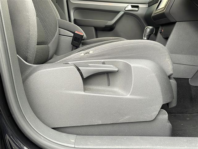 ゴルフトゥーラン ＴＳＩ　コンフォートライン　禁煙車　純正ナビ　ＡＭ／ＦＭ／ＣＤ／ＤＶＤ　フルセグＴＶ　Ｂｌｕｅｔｏｏｔｈ　バックカメラ　ＥＴＣ　ルーフレール　ＥＴＣ　純正アルミホイール　純正フロアマット　カーテンエアバッグ　パワーステアリング（31枚目）