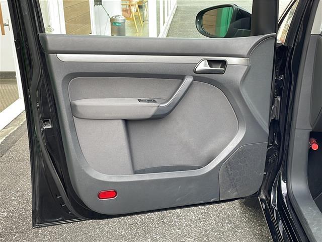 ゴルフトゥーラン ＴＳＩ　コンフォートライン　禁煙車　純正ナビ　ＡＭ／ＦＭ／ＣＤ／ＤＶＤ　フルセグＴＶ　Ｂｌｕｅｔｏｏｔｈ　バックカメラ　ＥＴＣ　ルーフレール　ＥＴＣ　純正アルミホイール　純正フロアマット　カーテンエアバッグ　パワーステアリング（39枚目）