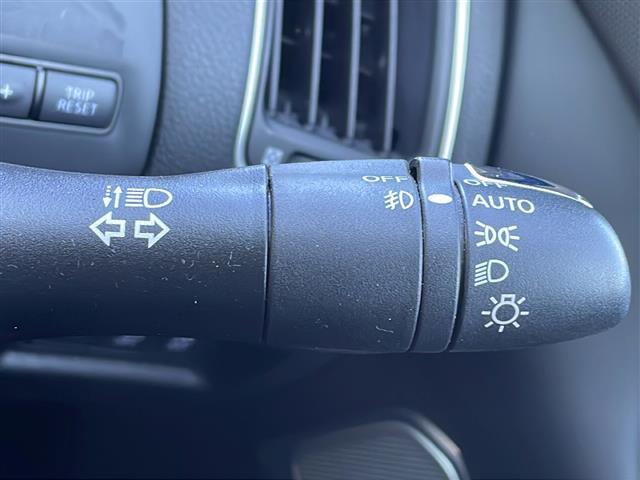 スカイライン ３５０ＧＴ　ハイブリッド　タイプＳＰ　禁煙車　純正ナビ　フルセグＴＶ　クルーズコントロール　衝突軽減ブレーキ　前後コーナーセンサー　サンルーフ　シートヒーター　ＢＯＳＥスピーカー　パワーシート　レザーシート　純正アルミホイール　純正マット（6枚目）