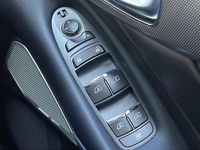 スカイライン ３５０ＧＴ　ハイブリッド　タイプＳＰ　禁煙車　純正ナビ　フルセグＴＶ　クルーズコントロール　衝突軽減ブレーキ　前後コーナーセンサー　サンルーフ　シートヒーター　ＢＯＳＥスピーカー　パワーシート　レザーシート　純正アルミホイール　純正マット（11枚目）