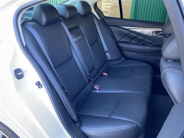 スカイライン ３５０ＧＴ　ハイブリッド　タイプＳＰ　禁煙車　純正ナビ　フルセグＴＶ　クルーズコントロール　衝突軽減ブレーキ　前後コーナーセンサー　サンルーフ　シートヒーター　ＢＯＳＥスピーカー　パワーシート　レザーシート　純正アルミホイール　純正マット（14枚目）