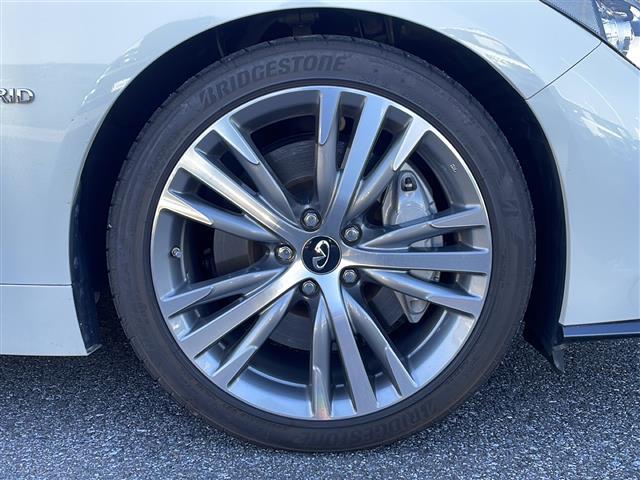 スカイライン ３５０ＧＴ　ハイブリッド　タイプＳＰ　禁煙車　純正ナビ　フルセグＴＶ　クルーズコントロール　衝突軽減ブレーキ　前後コーナーセンサー　サンルーフ　シートヒーター　ＢＯＳＥスピーカー　パワーシート　レザーシート　純正アルミホイール　純正マット（16枚目）