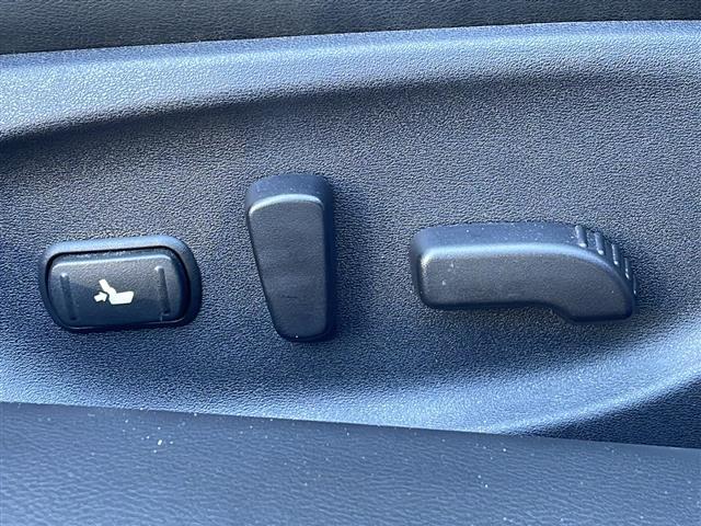 スカイライン ３５０ＧＴ　ハイブリッド　タイプＳＰ　禁煙車　純正ナビ　フルセグＴＶ　クルーズコントロール　衝突軽減ブレーキ　前後コーナーセンサー　サンルーフ　シートヒーター　ＢＯＳＥスピーカー　パワーシート　レザーシート　純正アルミホイール　純正マット（28枚目）