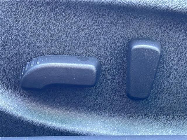 スカイライン ３５０ＧＴ　ハイブリッド　タイプＳＰ　禁煙車　純正ナビ　フルセグＴＶ　クルーズコントロール　衝突軽減ブレーキ　前後コーナーセンサー　サンルーフ　シートヒーター　ＢＯＳＥスピーカー　パワーシート　レザーシート　純正アルミホイール　純正マット（29枚目）