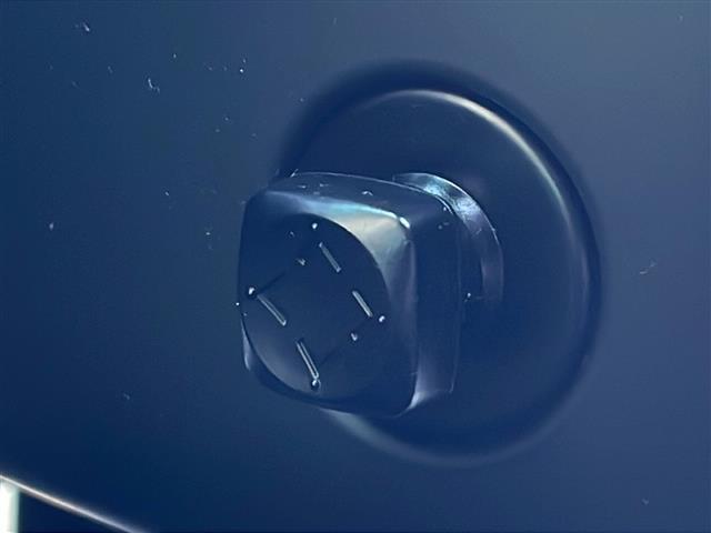 スカイライン ３５０ＧＴ　ハイブリッド　タイプＳＰ　禁煙車　純正ナビ　フルセグＴＶ　クルーズコントロール　衝突軽減ブレーキ　前後コーナーセンサー　サンルーフ　シートヒーター　ＢＯＳＥスピーカー　パワーシート　レザーシート　純正アルミホイール　純正マット（40枚目）