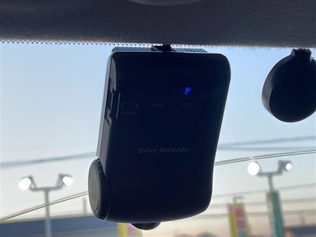 キューブ 15X Vセレクション 禁煙車 純正ナビ フルセグTV バックカメラ ビルトインETC ドライブレコーダー 社外アルミホイール 純正マット アイドリングストップ プッシュスタート フォグライト オートエアコン スマートキー(22枚目)