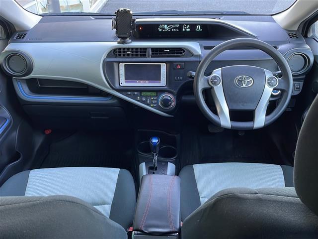 アクア Ｓ　禁煙車　純正ナビ　ＡＭ／ＦＭ／ＣＤ　ワンセグＴＶ　Ｂｌｕｅｔｏｏｔｈ　バックカメラ　ＥＴＣ　ハンドルスイッチ　純正マット　ドアバイザー　プッシュスタート　オートエアコン　オートライト　電動格納ミラー（2枚目）