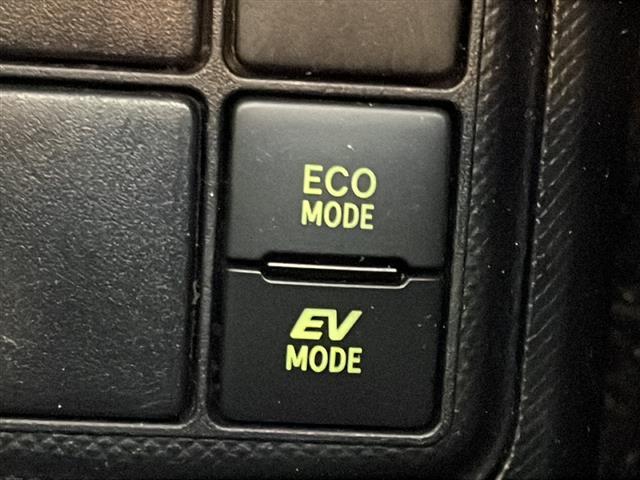 アクア Ｓ　禁煙車　純正ナビ　プルクラッシュセーフティ　バックカメラ　プッシュスタート　スマートキー　オートライト　ＬＥＤヘッドライト　ＬＫＡ　フロアマット　フルセグＴＶ　横滑り防止機能　ＡＢＳ　オートエアコン（9枚目）