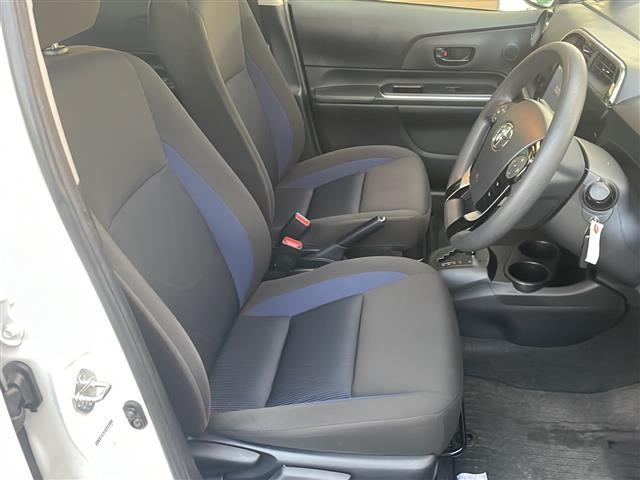 アクア Ｓ　禁煙車　純正ナビ　プルクラッシュセーフティ　バックカメラ　プッシュスタート　スマートキー　オートライト　ＬＥＤヘッドライト　ＬＫＡ　フロアマット　フルセグＴＶ　横滑り防止機能　ＡＢＳ　オートエアコン（13枚目）