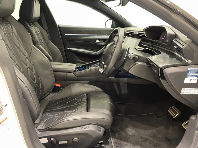 ５０８ ＧＴライン　プレミアムレザーエディション　アクティブクルーズコントロール　レーンキープアシスト　ブラインドスポットモニター　フロントバックソナー　ＬＥＤヘッドライト　インテリジェントハイビーム　純正ナビ　ＴＶ　ＡｐｐｌｅＣａｒＰｌａｙ（11枚目）