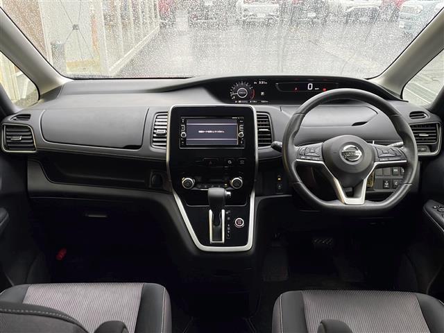 セレナ ハイウェイスターＶセレクションＩＩ　禁煙車　純正ナビ　アラウンドビューモニター　純正フリップダウンモニター　両側パワースライドドア　エマージェンシーブレーキ　クルーズコントロール　オートライト　ＬＥＤヘッドライト　フォグ　インテリキー（2枚目）