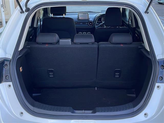 デミオ ＸＤツーリング　禁煙車　純正コネクトナビ　衝突軽減ブレーキ　バックカメラ　クルーズコントロール　ＥＴＣ　スマートキー　プッシュスタート　アイドリングストップ　フルセグＴＶ　純正アルミホイール　オートライト　ＨＩＤ（16枚目）