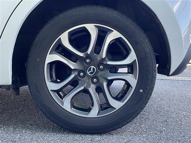 デミオ ＸＤツーリング　禁煙車　純正コネクトナビ　衝突軽減ブレーキ　バックカメラ　クルーズコントロール　ＥＴＣ　スマートキー　プッシュスタート　アイドリングストップ　フルセグＴＶ　純正アルミホイール　オートライト　ＨＩＤ（17枚目）