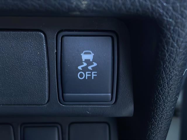 エクストレイル ２０Ｘ　純正ナビ　４ＷＤ　ルーフレール　バックカメラ　ステアリングスイッチ　純正アルミホイール　オートライト　ダウンヒルアシスト　シートヒーター　インテリジェントキー　プッシュスタート　ＨＩＤヘッドライト（8枚目）