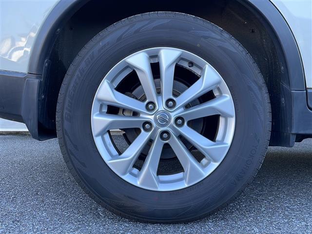 エクストレイル ２０Ｘ　純正ナビ　４ＷＤ　ルーフレール　バックカメラ　ステアリングスイッチ　純正アルミホイール　オートライト　ダウンヒルアシスト　シートヒーター　インテリジェントキー　プッシュスタート　ＨＩＤヘッドライト（21枚目）