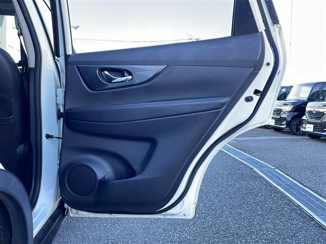 エクストレイル ２０Ｘ　純正ナビ　４ＷＤ　ルーフレール　バックカメラ　ステアリングスイッチ　純正アルミホイール　オートライト　ダウンヒルアシスト　シートヒーター　インテリジェントキー　プッシュスタート　ＨＩＤヘッドライト（38枚目）