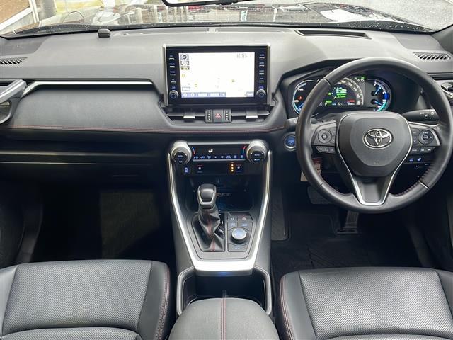ＲＡＶ４ ＰＨＶ ブラックトーン　禁煙車　純正コネクトナビ　パノラミックビューモニタ　プリクラッシュセーフティ　ＢＳＭ　レーダークルーズコントロール　パワーバックドア　ＬＫＡ　ステアリングヒーター　ＡＣ１００Ｖ　充電ケーブル　純正ＡＷ（2枚目）