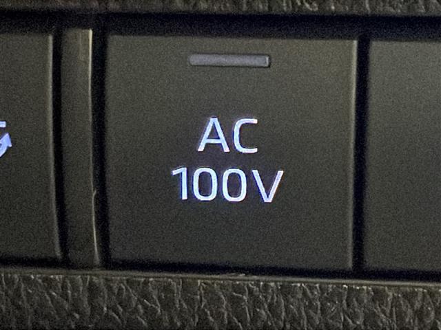 ＲＡＶ４ ＰＨＶ ブラックトーン　禁煙車　純正コネクトナビ　パノラミックビューモニタ　プリクラッシュセーフティ　ＢＳＭ　レーダークルーズコントロール　パワーバックドア　ＬＫＡ　ステアリングヒーター　ＡＣ１００Ｖ　充電ケーブル　純正ＡＷ（8枚目）