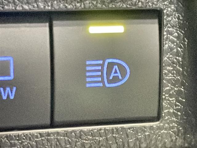 ＲＡＶ４ ＰＨＶ ブラックトーン　禁煙車　純正コネクトナビ　パノラミックビューモニタ　プリクラッシュセーフティ　ＢＳＭ　レーダークルーズコントロール　パワーバックドア　ＬＫＡ　ステアリングヒーター　ＡＣ１００Ｖ　充電ケーブル　純正ＡＷ（11枚目）