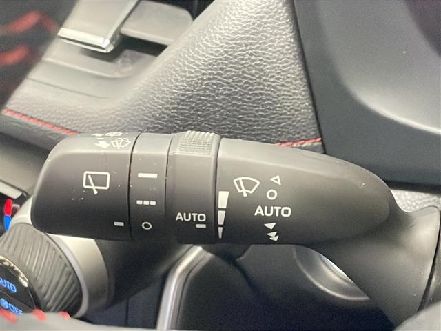 ＲＡＶ４ ＰＨＶ ブラックトーン　禁煙車　純正コネクトナビ　パノラミックビューモニタ　プリクラッシュセーフティ　ＢＳＭ　レーダークルーズコントロール　パワーバックドア　ＬＫＡ　ステアリングヒーター　ＡＣ１００Ｖ　充電ケーブル　純正ＡＷ（12枚目）