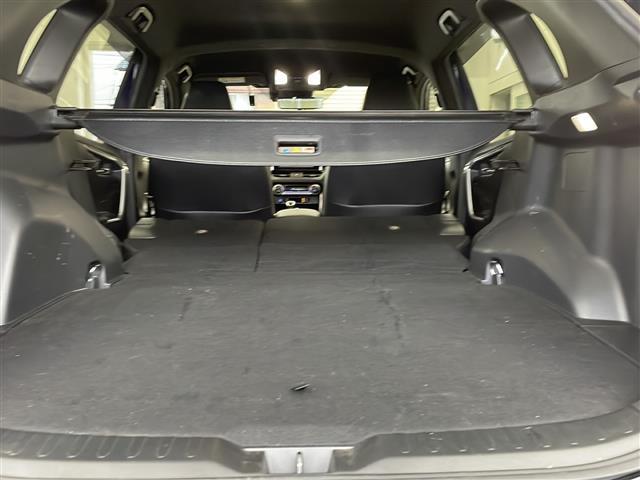 ＲＡＶ４ ＰＨＶ ブラックトーン　禁煙車　純正コネクトナビ　パノラミックビューモニタ　プリクラッシュセーフティ　ＢＳＭ　レーダークルーズコントロール　パワーバックドア　ＬＫＡ　ステアリングヒーター　ＡＣ１００Ｖ　充電ケーブル　純正ＡＷ（14枚目）