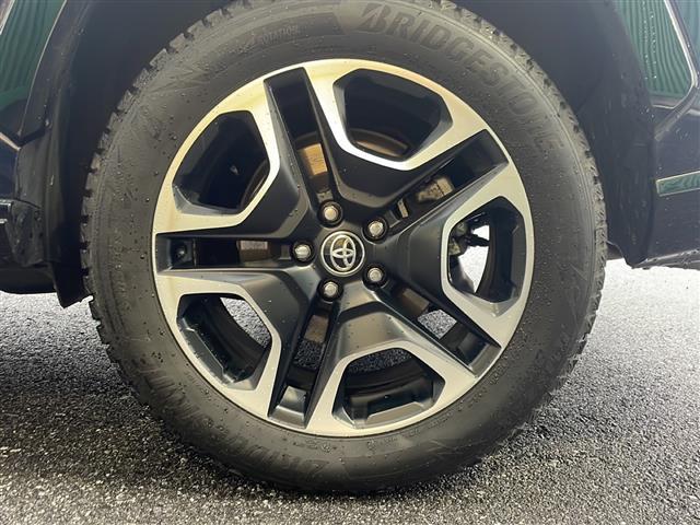 ＲＡＶ４ ＰＨＶ ブラックトーン　禁煙車　純正コネクトナビ　パノラミックビューモニタ　プリクラッシュセーフティ　ＢＳＭ　レーダークルーズコントロール　パワーバックドア　ＬＫＡ　ステアリングヒーター　ＡＣ１００Ｖ　充電ケーブル　純正ＡＷ（16枚目）