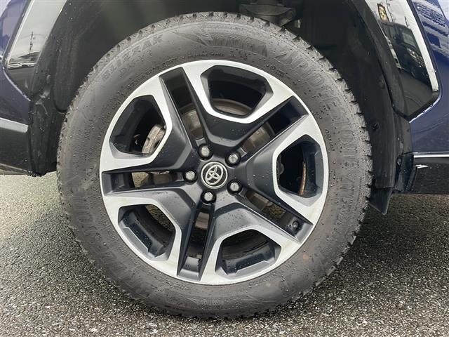 ＲＡＶ４ ＰＨＶ ブラックトーン　禁煙車　純正コネクトナビ　パノラミックビューモニタ　プリクラッシュセーフティ　ＢＳＭ　レーダークルーズコントロール　パワーバックドア　ＬＫＡ　ステアリングヒーター　ＡＣ１００Ｖ　充電ケーブル　純正ＡＷ（17枚目）