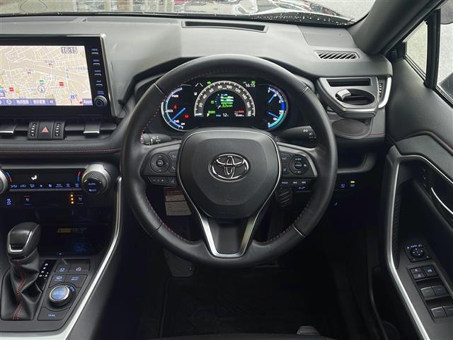 ＲＡＶ４ ＰＨＶ ブラックトーン　禁煙車　純正コネクトナビ　パノラミックビューモニタ　プリクラッシュセーフティ　ＢＳＭ　レーダークルーズコントロール　パワーバックドア　ＬＫＡ　ステアリングヒーター　ＡＣ１００Ｖ　充電ケーブル　純正ＡＷ（22枚目）