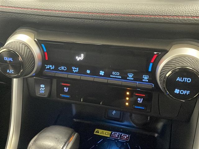 ＲＡＶ４ ＰＨＶ ブラックトーン　禁煙車　純正コネクトナビ　パノラミックビューモニタ　プリクラッシュセーフティ　ＢＳＭ　レーダークルーズコントロール　パワーバックドア　ＬＫＡ　ステアリングヒーター　ＡＣ１００Ｖ　充電ケーブル　純正ＡＷ（26枚目）