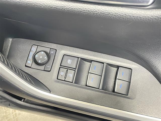 ＲＡＶ４ ＰＨＶ ブラックトーン　禁煙車　純正コネクトナビ　パノラミックビューモニタ　プリクラッシュセーフティ　ＢＳＭ　レーダークルーズコントロール　パワーバックドア　ＬＫＡ　ステアリングヒーター　ＡＣ１００Ｖ　充電ケーブル　純正ＡＷ（31枚目）