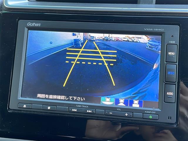 フィット １３Ｇ・Ｆ　禁煙車　純正ナビ　衝突軽減ブレーキ　レーンキープアシスト　バックカメラ　オートエアコン　アイドリングストップ　社外アルミホイール　シートリスター　電動格納ミラー　プッシュスタート　スマートキー　ＢＴ（4枚目）