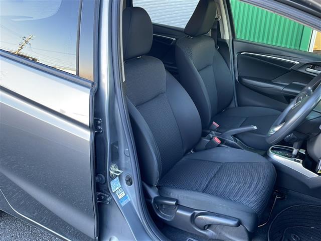 フィット １３Ｇ・Ｆ　禁煙車　純正ナビ　衝突軽減ブレーキ　レーンキープアシスト　バックカメラ　オートエアコン　アイドリングストップ　社外アルミホイール　シートリスター　電動格納ミラー　プッシュスタート　スマートキー　ＢＴ（13枚目）