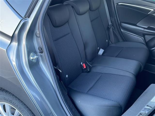 フィット １３Ｇ・Ｆ　禁煙車　純正ナビ　衝突軽減ブレーキ　レーンキープアシスト　バックカメラ　オートエアコン　アイドリングストップ　社外アルミホイール　シートリスター　電動格納ミラー　プッシュスタート　スマートキー　ＢＴ（14枚目）