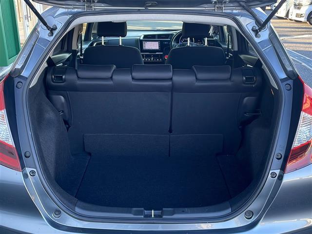 フィット １３Ｇ・Ｆ　禁煙車　純正ナビ　衝突軽減ブレーキ　レーンキープアシスト　バックカメラ　オートエアコン　アイドリングストップ　社外アルミホイール　シートリスター　電動格納ミラー　プッシュスタート　スマートキー　ＢＴ（15枚目）