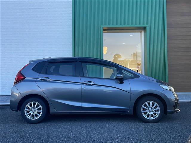 フィット １３Ｇ・Ｆ　禁煙車　純正ナビ　衝突軽減ブレーキ　レーンキープアシスト　バックカメラ　オートエアコン　アイドリングストップ　社外アルミホイール　シートリスター　電動格納ミラー　プッシュスタート　スマートキー　ＢＴ（18枚目）