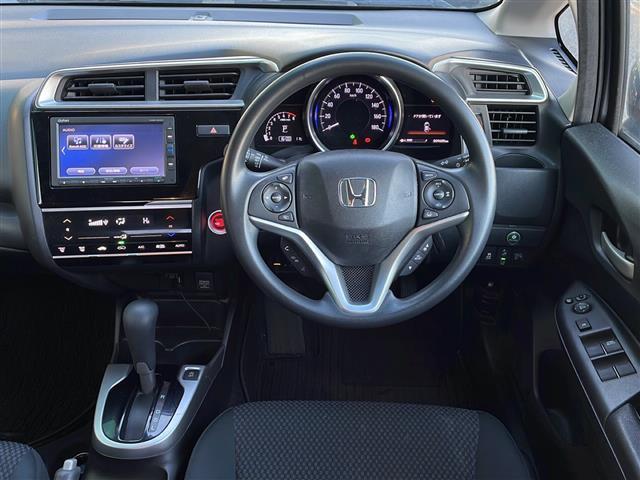 フィット １３Ｇ・Ｆ　禁煙車　純正ナビ　衝突軽減ブレーキ　レーンキープアシスト　バックカメラ　オートエアコン　アイドリングストップ　社外アルミホイール　シートリスター　電動格納ミラー　プッシュスタート　スマートキー　ＢＴ（20枚目）