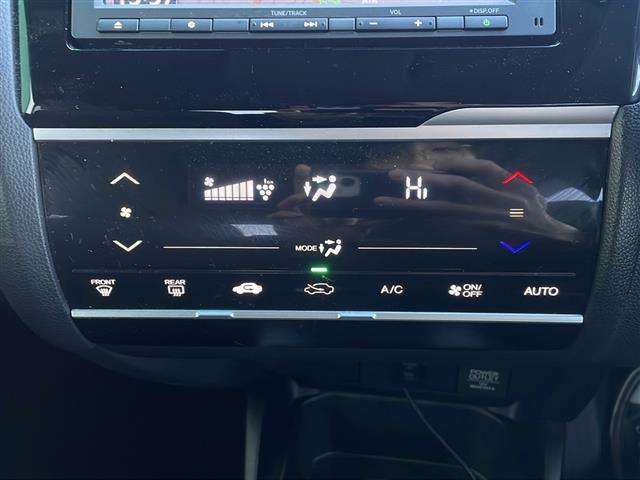 フィット １３Ｇ・Ｆ　禁煙車　純正ナビ　衝突軽減ブレーキ　レーンキープアシスト　バックカメラ　オートエアコン　アイドリングストップ　社外アルミホイール　シートリスター　電動格納ミラー　プッシュスタート　スマートキー　ＢＴ（25枚目）