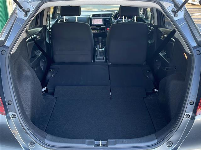 フィット １３Ｇ・Ｆ　禁煙車　純正ナビ　衝突軽減ブレーキ　レーンキープアシスト　バックカメラ　オートエアコン　アイドリングストップ　社外アルミホイール　シートリスター　電動格納ミラー　プッシュスタート　スマートキー　ＢＴ（33枚目）