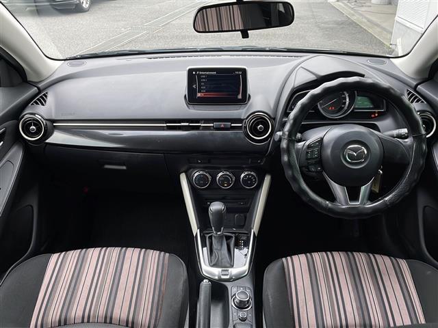 デミオ 13S アーバンスタイリッシュモード 禁煙車 純正ナビ 衝突軽減ブレーキ BSM オートライト スマートキー シートヒーター istop 社外ETC ステアリングリモコン バックカメラ フルセグTV プッシュスタート スマートキー BT(2枚目)