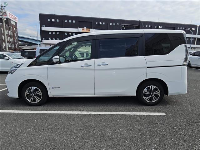 セレナ ｅ－パワー　ＸＶ　純正ナビ　フルセグ　両側パワースライドドア　バックカメラ　アラウンドビューモニター　ビルトインＥＴＣ　ドラレコ　クルコン　エマージェンシーブレーキ　パーソナルテーブル　ＵＳＢ電源ソケット　禁煙車（13枚目）