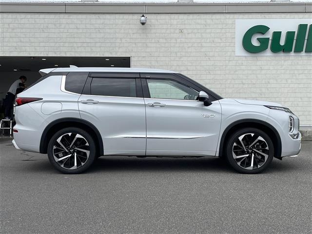 アウトランダーPHEV P 純正ナビ フルセグTV Bluetooth AM FM アラウンドビューモニター ETC 衝突軽減ブレーキ レーダークルーズコントロール パワーバックドア パワーシート ハンドルヒーター パドルシフト(9枚目)