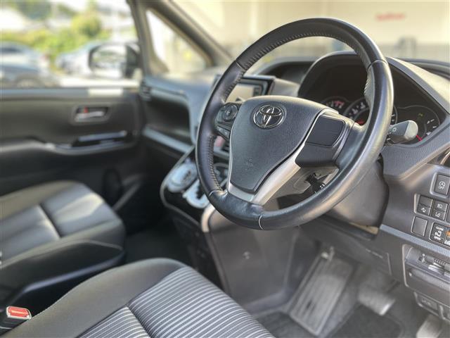 ヴォクシー ＺＳ　煌ＩＩ　純正ＳＤナビ（ＣＤ／ＤＶＤ／ＡＭ／ＦＭ／ＢＴ）　フルセグＴＶ　ＴＶキャンセラー　ステアリングスイッチ　クルーズコントロール　両側パワースライドドア　アイドリングストップ　車線逸脱警報（16枚目）