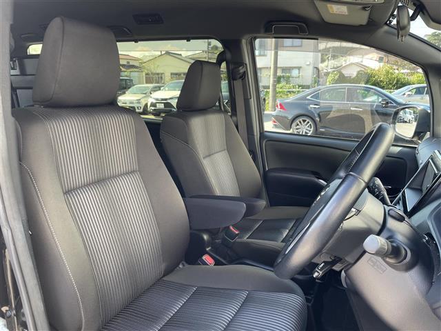 ヴォクシー ＺＳ　煌ＩＩ　純正ＳＤナビ（ＣＤ／ＤＶＤ／ＡＭ／ＦＭ／ＢＴ）　フルセグＴＶ　ＴＶキャンセラー　ステアリングスイッチ　クルーズコントロール　両側パワースライドドア　アイドリングストップ　車線逸脱警報（17枚目）