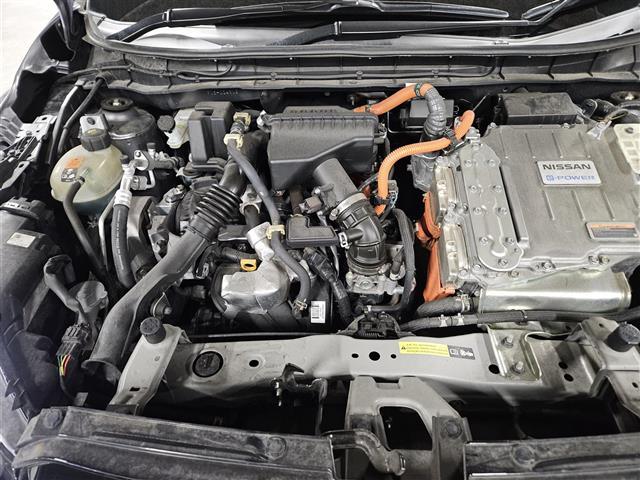 キックス Ｘ　ツートーンインテリアエディション　ワンオーナー　純正ナビ　フルセグ　バックカメラ　アラウンドビューモニター　ビルトインＥＴＣ　ドラレコ　セーフティアシスト　革巻きステアリング　シートヒーター　シルバールーフレール　禁煙車（7枚目）