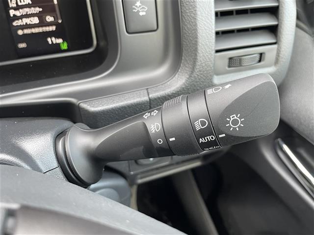 ハイエースバン スーパーＧＬ　ダーク　プライムＩＩ　プッシュスタート　ドライブレコーダー　バックカメラ　パワーステアリング　パワーウィンドウ　ハーフレザーシート　オートライト　純正アルミホイール　純正ＬＥＤヘッドライト　オートライト　盗難防止装置（8枚目）