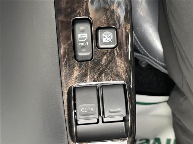 ハイエースバン スーパーＧＬ　ダーク　プライムＩＩ　プッシュスタート　ドライブレコーダー　バックカメラ　パワーステアリング　パワーウィンドウ　ハーフレザーシート　オートライト　純正アルミホイール　純正ＬＥＤヘッドライト　オートライト　盗難防止装置（12枚目）