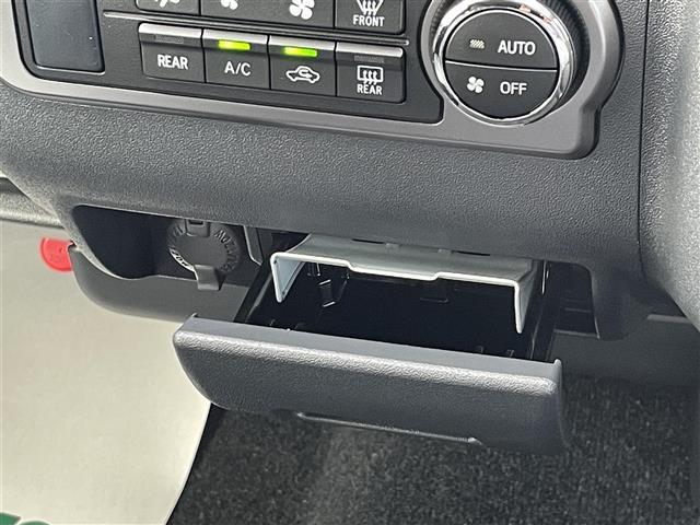 ハイエースバン スーパーＧＬ　ダーク　プライムＩＩ　プッシュスタート　ドライブレコーダー　バックカメラ　パワーステアリング　パワーウィンドウ　ハーフレザーシート　オートライト　純正アルミホイール　純正ＬＥＤヘッドライト　オートライト　盗難防止装置（16枚目）